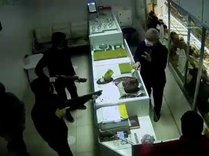 Çaldıkları Altını Mezarlığa Saklamışlar