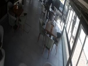 Antalya’da Otomobilin Fırına Daldığı Anlar Kamerada