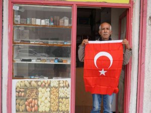 Şanlıurfa’da Çanakkale Şehitleri Anısına Bayrak Dağıtıldı