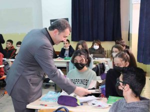 Şanlıurfa’da Öğrencilere Çanakkale Kitabı Hediye Edildi