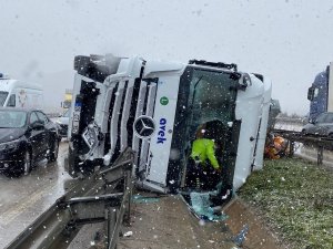 Bursa’da Kar Yağışı Nedeniyle Kontrolden Çıkan 2 Tır Kaza Yaptı