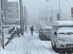 Yoğun Kar Yağışı Şehirde Etkili Oluyor