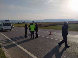 Eşiyle Tartıştı, Seyir Halindeki Arabadan Atladı