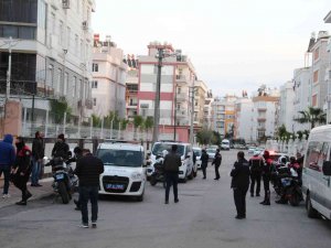 Balkondaki Silahlı Şahıs Polisi Alarma Geçirdi