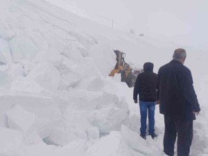Bingöl’de Yol Açıldığı Sırada Çığ Düştü