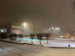 İ̇stiklal Caddesi Ve Taksim’de Kar Yağışı Etkili Oldu