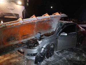 Otomobil Kar Küreme Aracının Bıçağına Ok Gibi Saplandı: 2 Yaralı