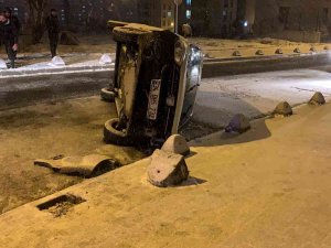 Karda Kayan Araç Takla Attı: 2 Yaralı