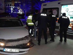 Otomobil Aydınlatma Direğine Çarptı: 2 Yaralı