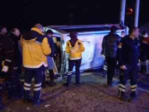 Hafif Ticari Araçla Çarpışan Panelvan Devrildi: 1 Yaralı