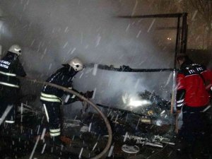 Şantiye Bekçisinin Kaldığı Kulübe Alevlere Teslim Oldu