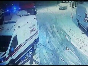 İ̇stanbul Kartal’da Karda Kayan Tır İki Araca Çarparak Durabildi