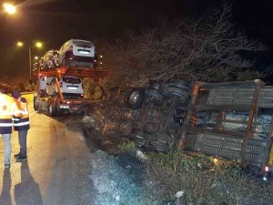 Cip Taşıyan Tır Buzlanan Yolda Devrildi