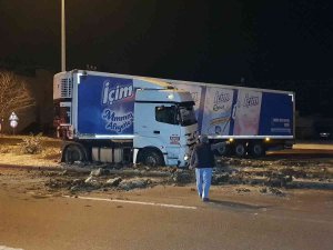 Buzlu Yolda Kayan Tır Makas Kesti