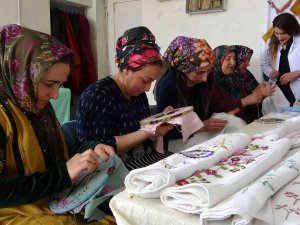 Köyünde Açtığı Kursla Çeyizlik Ürünler Üretiyor