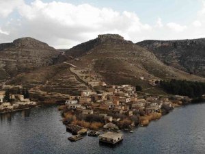 Halfeti’de 2 Bin Yıllık Tarihi Olan Batık Mahalle Turizme Kazandırılıyor