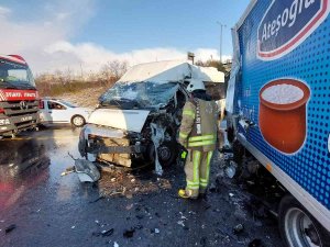 Avcılar’da Servis Minibüsü Kamyonete Çarptı: 1 Yaralı