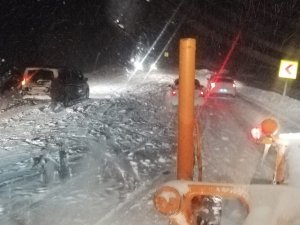 Antalya-konya Karayolu Yoğun Kar, Tipi Ve Buzlanma Nedeniyle Tırların Geçişine Kapatıldı