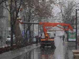 Cumhuriyet Bulvarına Kar Altında Son Dokunuşlar