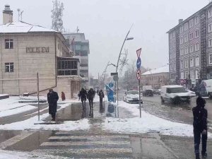 Erzurum’da Kar Yağışı Etkili Oldu, Kent Beyaza Büründü