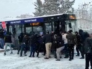 Kar Nedeniyle Yollar Buz Pistine Döndü, Araç Sürücüleri Zor Anlar Yaşadı