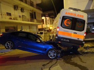 Hasta İhbarına Giden Ambulans Otomobille Çarpıştı: 5 Yaralı