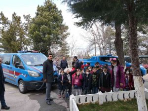 Elazığ’da Öğrenciler, Jandarma Ekiplerine Türk Bayrağı Ve Kuran’ı Kerim Hediye Etti