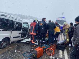 Mardin’de İki Araç Kafa Kafaya Çarpıştı: 3 Ölü, 8 Yaralı