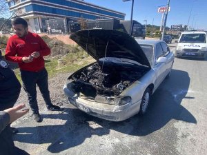 Antalya’da Seyir Halindeki Otomobil Yandı