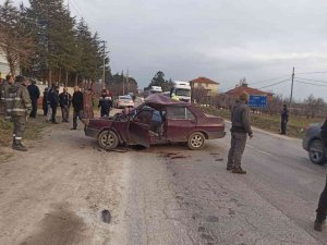 Köpeğe Çarpmamak İçin Manevra Yapan Otomobil Kaza Yaptı