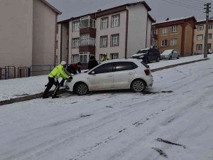 Karabük’te Buzlanan Yollar Sürücülere Zor Anlar Yaşattı