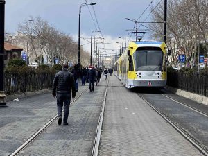 Tramvayda Enerji Kesildi, Yüzlerce Yolcu Yürümek Zorunda Kaldı