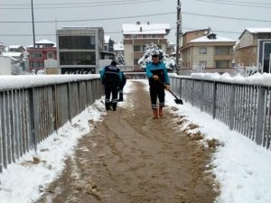 Derince’de Ekipler Karla Mücadelesini Sürdürüyor