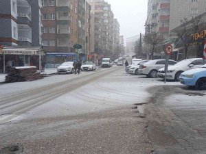 Mardin’de Günlerdir Devam Eden Kar Vatandaşları Sevindirdi