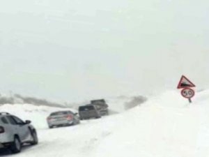 Yoldan Çıkan Kamyon Ulaşımı Aksattı