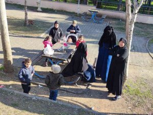 Piknik Yapan Ailenin Çantasını Çalıp Motosikletle Kaçtılar