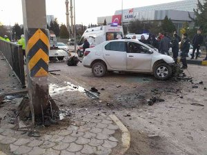 Yön Levhasına Çarpan Otomobil Sürücüsü Hayatını Kaybetti