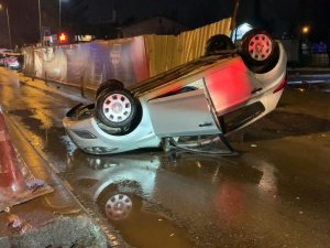 Kayganlaşan Yolda Kayan Araç Takla Attı: 1 Yaralı