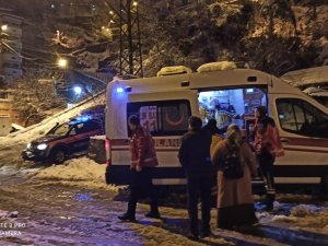 Yoğun Karda Yaşlı Kadının İmdadına Yetiştiler