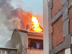 Bayrampaşa’da 4 Katlı Binanın Çatısı Alev Alev Yandı