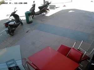 Fırtınada Savrulan Çiğ Köfte Tezgahının Masaya Ve Motosiklete Çarpma Anı Kamerada