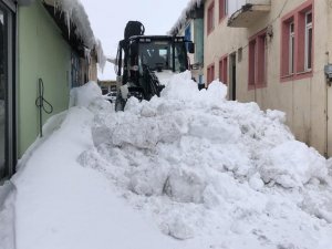 Karlıova Belediyesi’nin Karla Mücadelesi Sürüyor