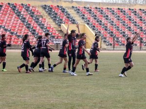 Uşak Kadın Futbol Takımı İlk Maçından Galibiyetle Ayrıldı