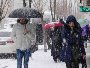 Van’da Kardan 318 Yerleşim Yerinin Yolu Ulaşıma Kapandı