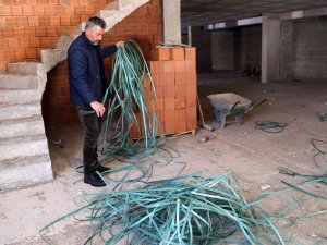 Plastik Bağları Çöpe Atmayıp Pazar Çantasına Dönüştürüyor