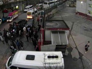 Okul Önünde Liseli Gence Silah Ve Bıçakla Saldırdılar