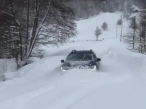 Yolda İlerlemek İsteyen Cip Kara Gömüldü