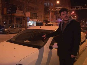 Motokurye Ve Ağabeyi Tartıştıkları Taksiciyi Yumruklayıp Demir Sopayla Aracını Parçaladı