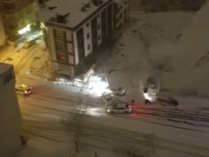 Kar Nedeniyle Duramayan Sürücü Araca Ve Motosiklete Çarptı