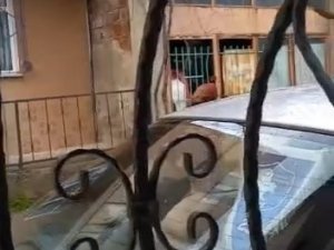 Bursa’da Hırsızlar Girdikleri Yerden Çıkamayınca Demir Korkulukları Kırmaya Çalıştı